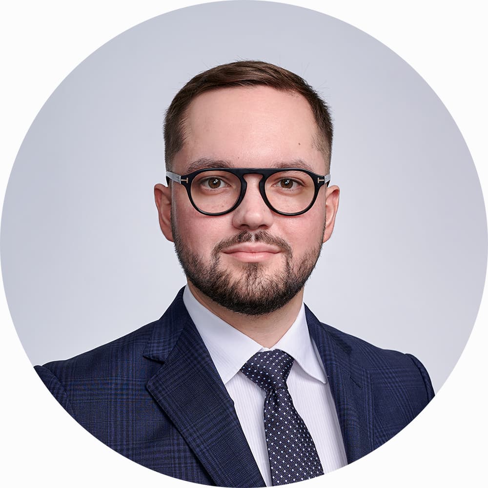Alexey's LinkedIn Headshot on a Classic White Backdrop