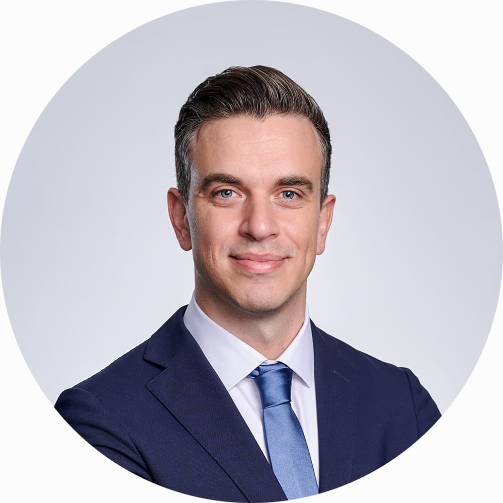 Jonathan Deans's LinkedIn Headshot from the Profile Package