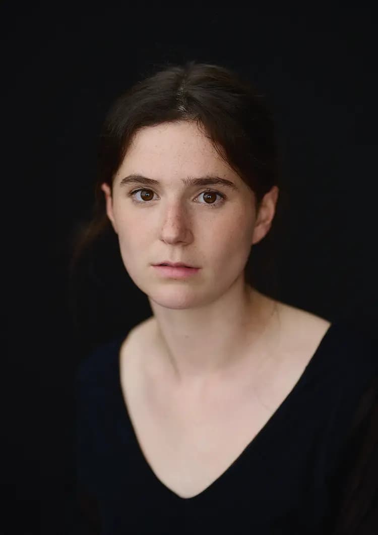 Keep makeup natural for your actor headshot photoshoot.